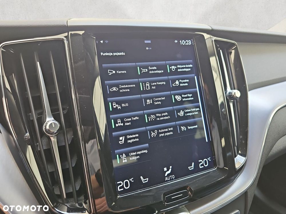 Volvo XC 60 B5 B AWD Momentum Pro - 22