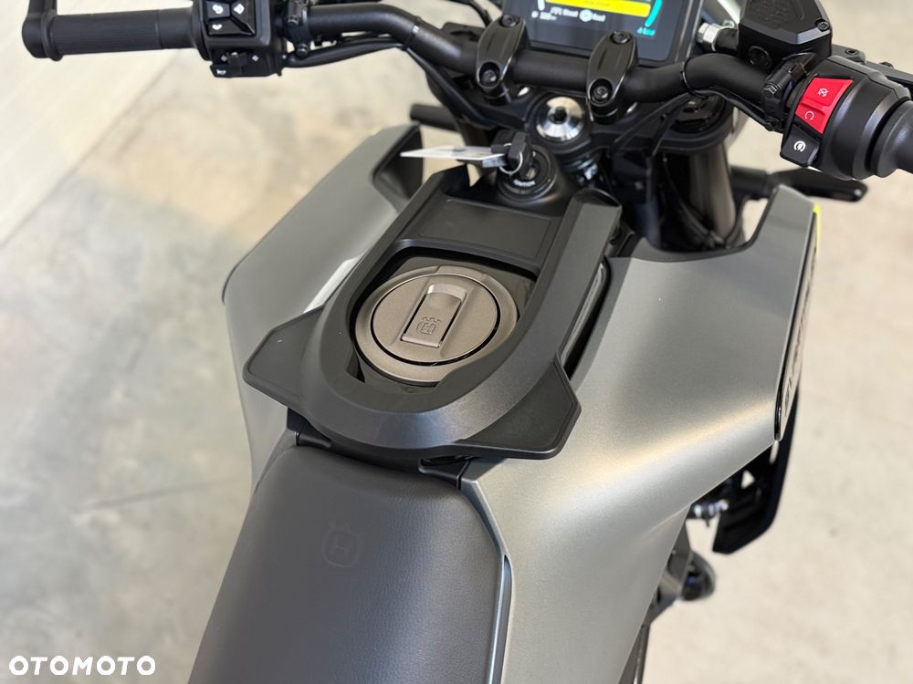 Husqvarna Svartpilen - 20