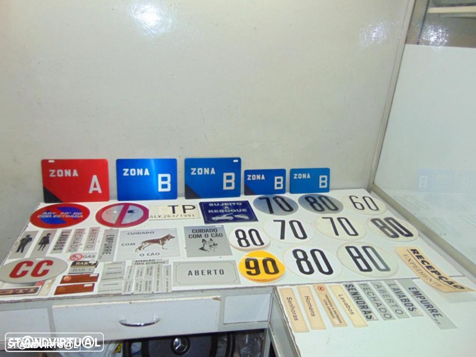 Antigos placas de sinalização e informação - 1