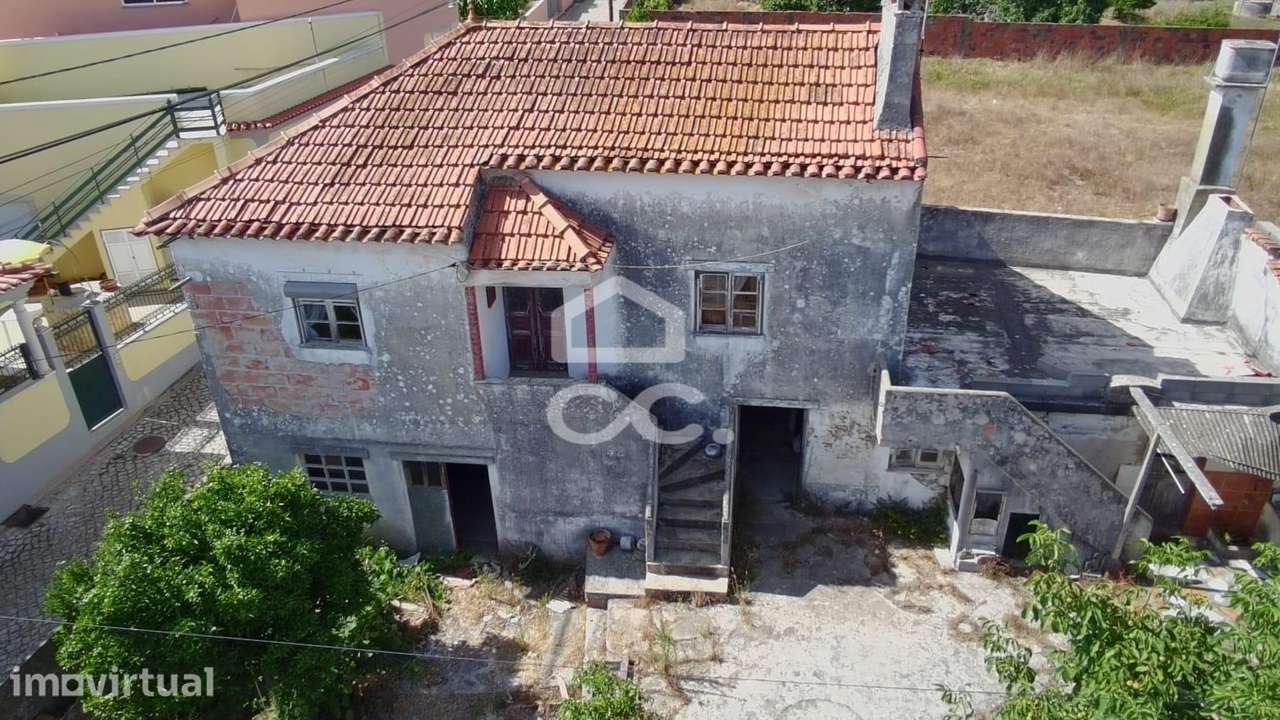 Moradia antiga com terreno — charme, autenticidade e enorme potencial - Grande imagem: 2/16
