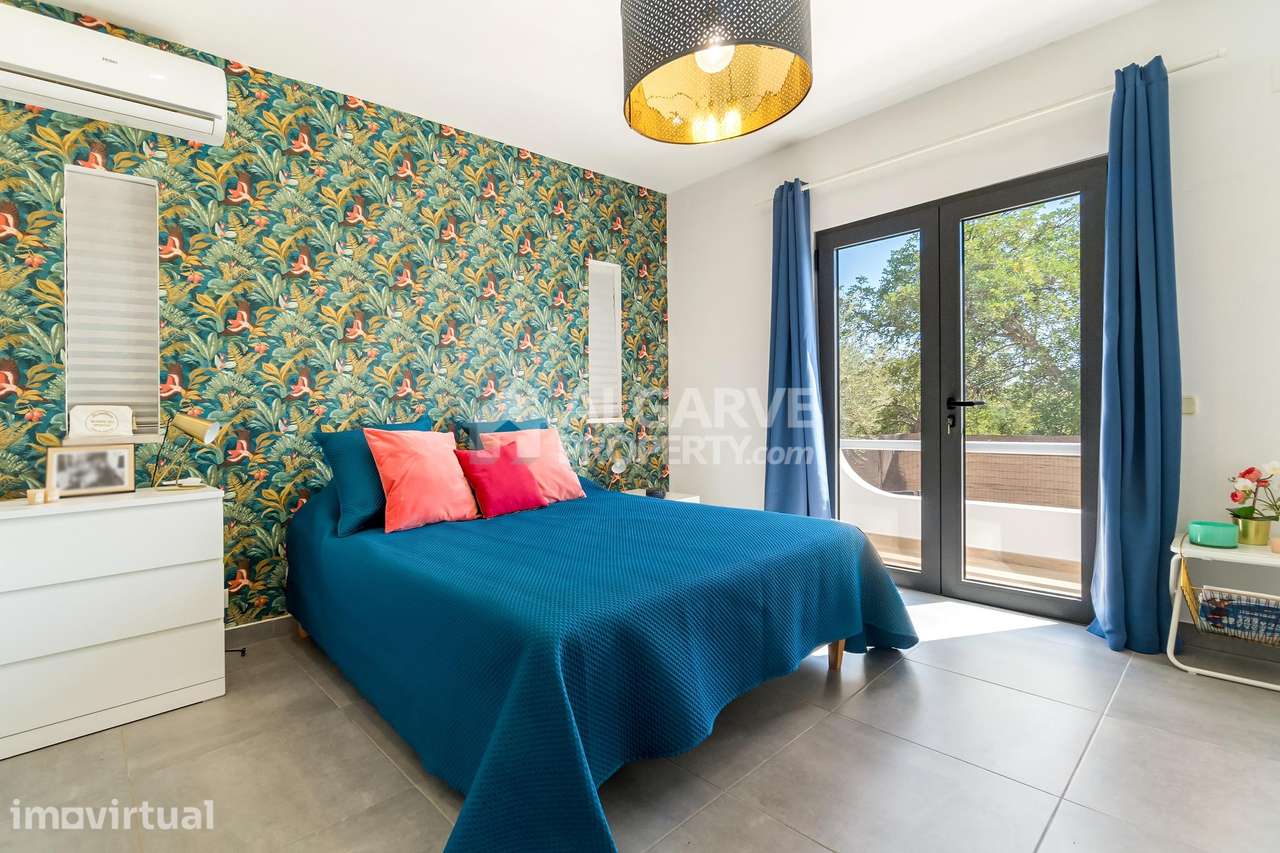 Excelente moradia T5 renovada, com piscina em Vale Judeu - Grande imagem: 4/35