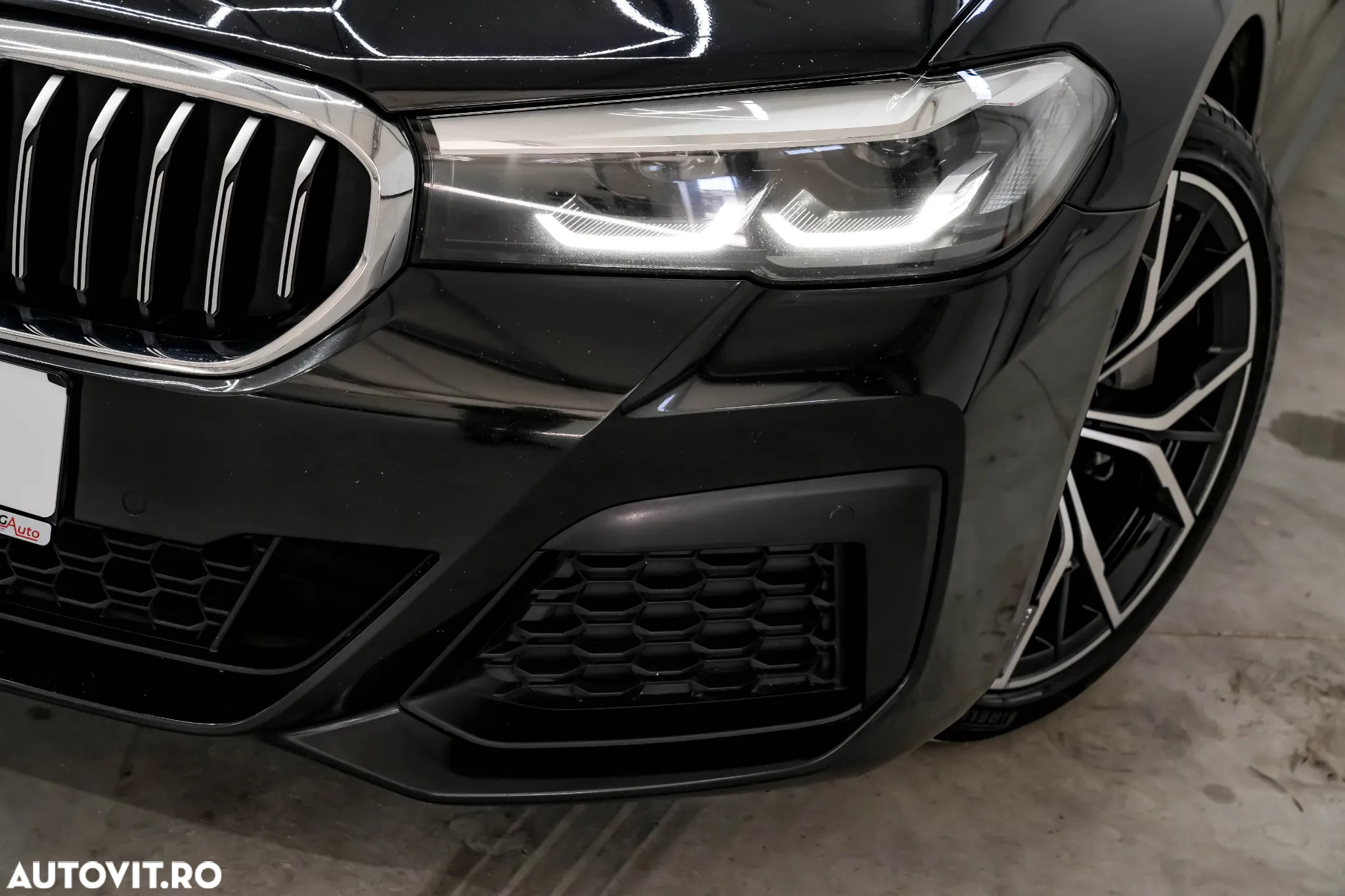 BMW Seria 5 520i Aut. M Sport Edition - 32