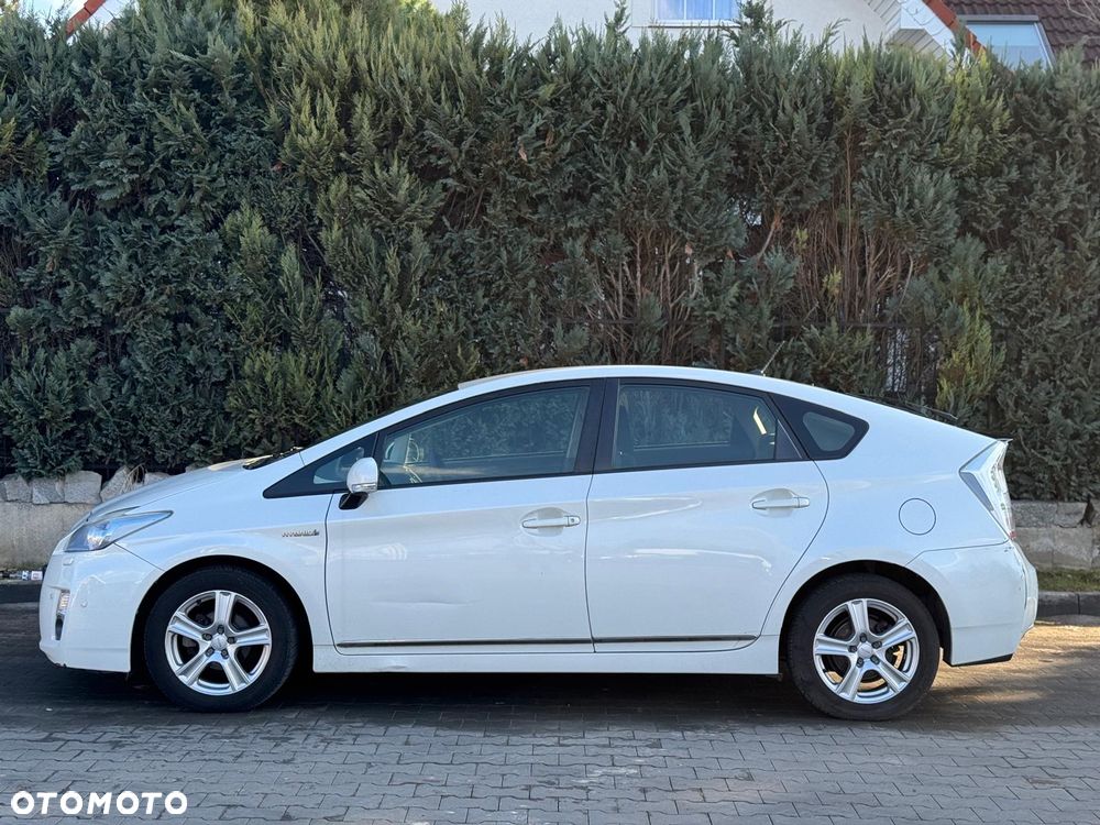 Toyota Prius (Hybrid) - 4