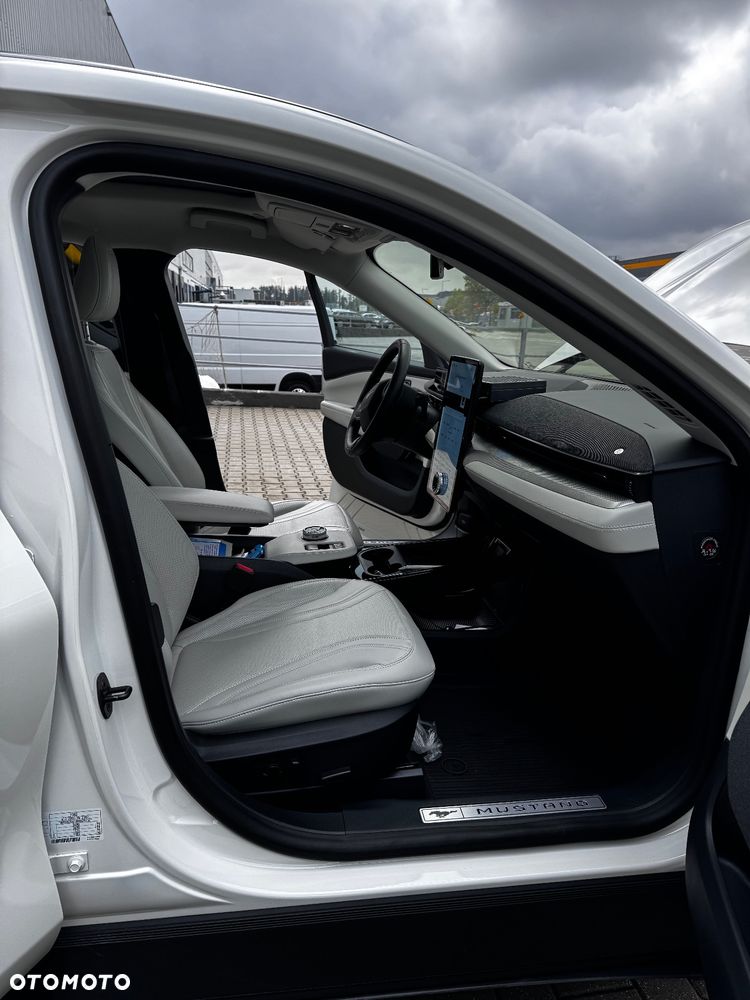 Ford Mustang Mach-E - 16