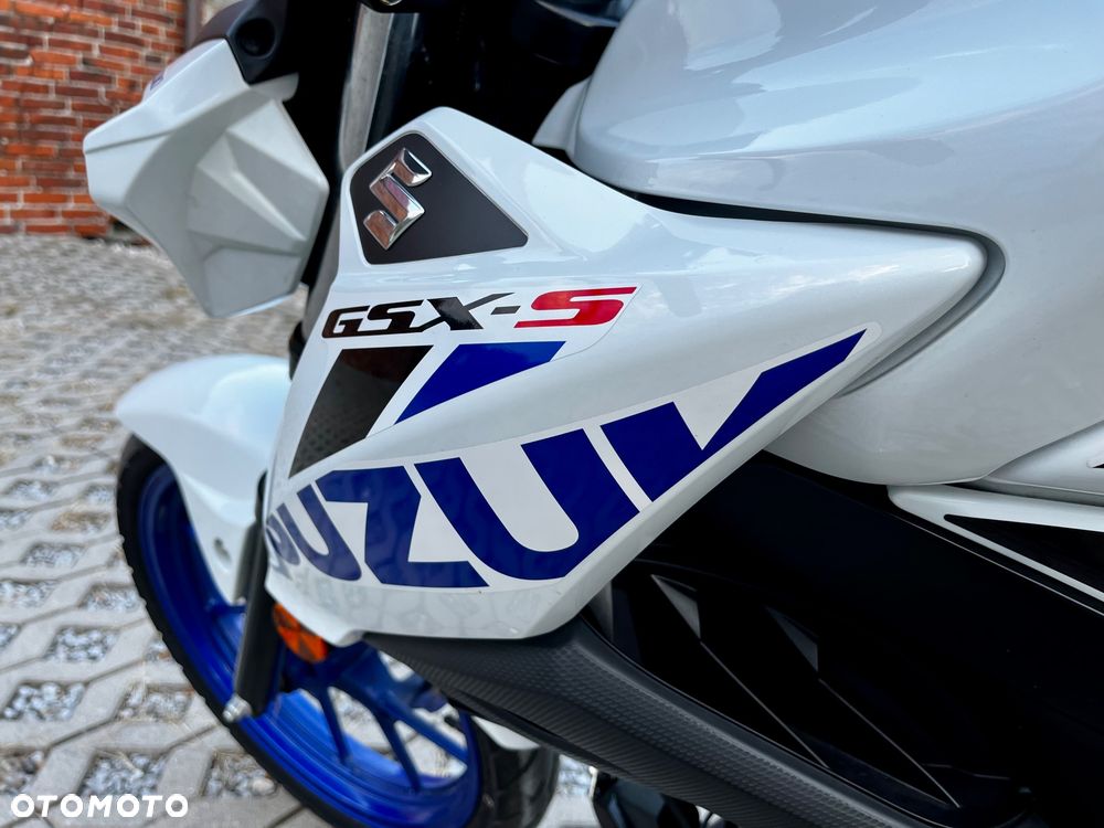 Suzuki GSX - 12