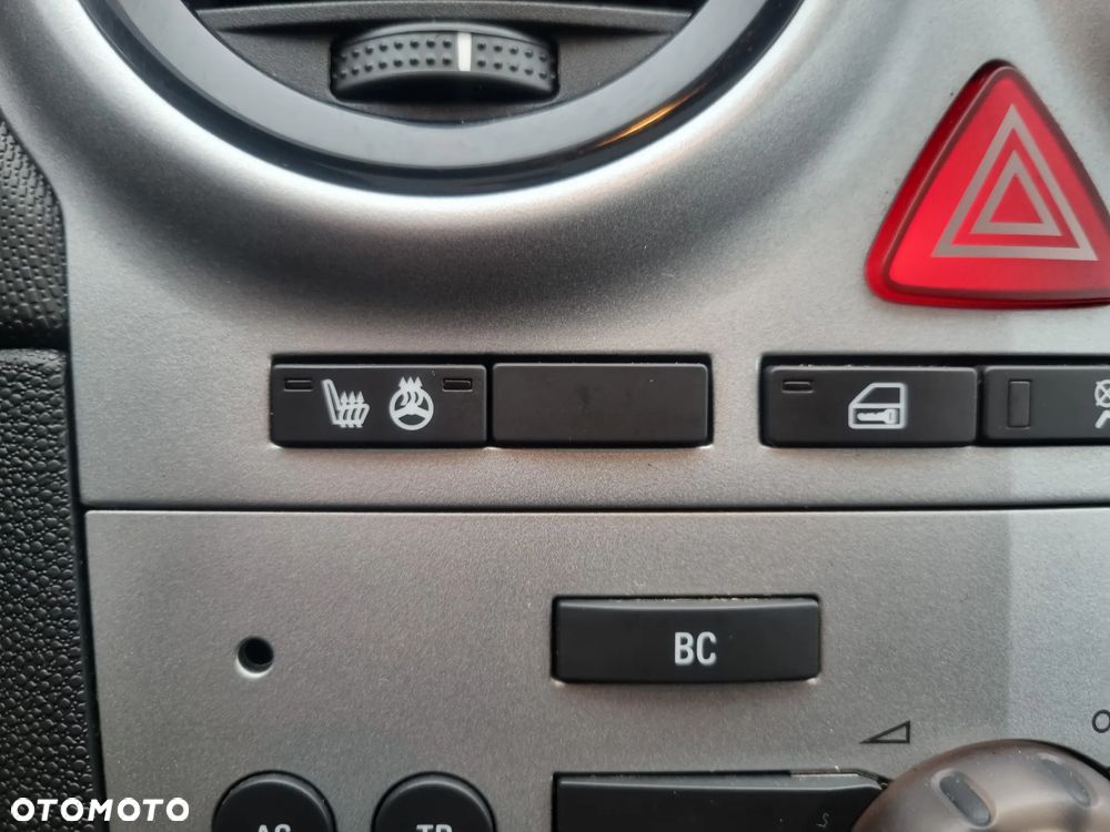 Opel Corsa 1.4 16V Cosmo - 24