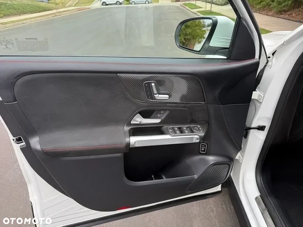 Mercedes-Benz GLB - 14