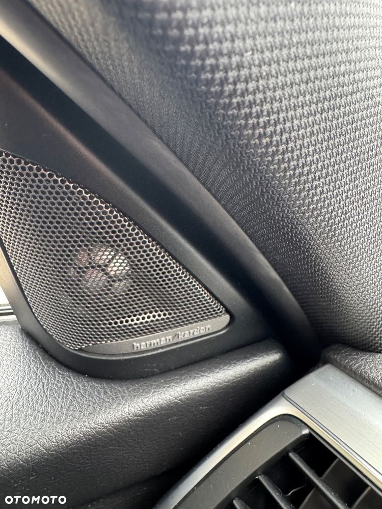 BMW Seria 3 330e iPerformance M Sport Shadow - 24