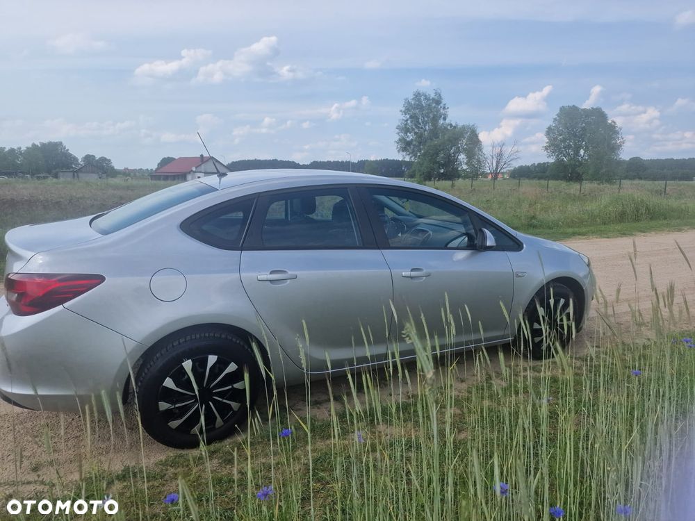 Opel Astra 1.4 T Executive - 3