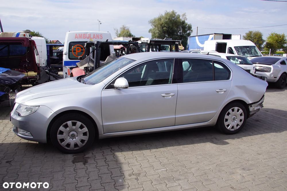 Auto na części - Skoda Superb II 2.0 TDI 140 KM BMP KXX LA7W 2009R Silnik Skrzynia Drzwi Błotnik Zderzak Lampa Lusterko Klamka Szyba Deska Kokpit Sterownik Moduł Czujnik Licznik Panel Kierownica - 2