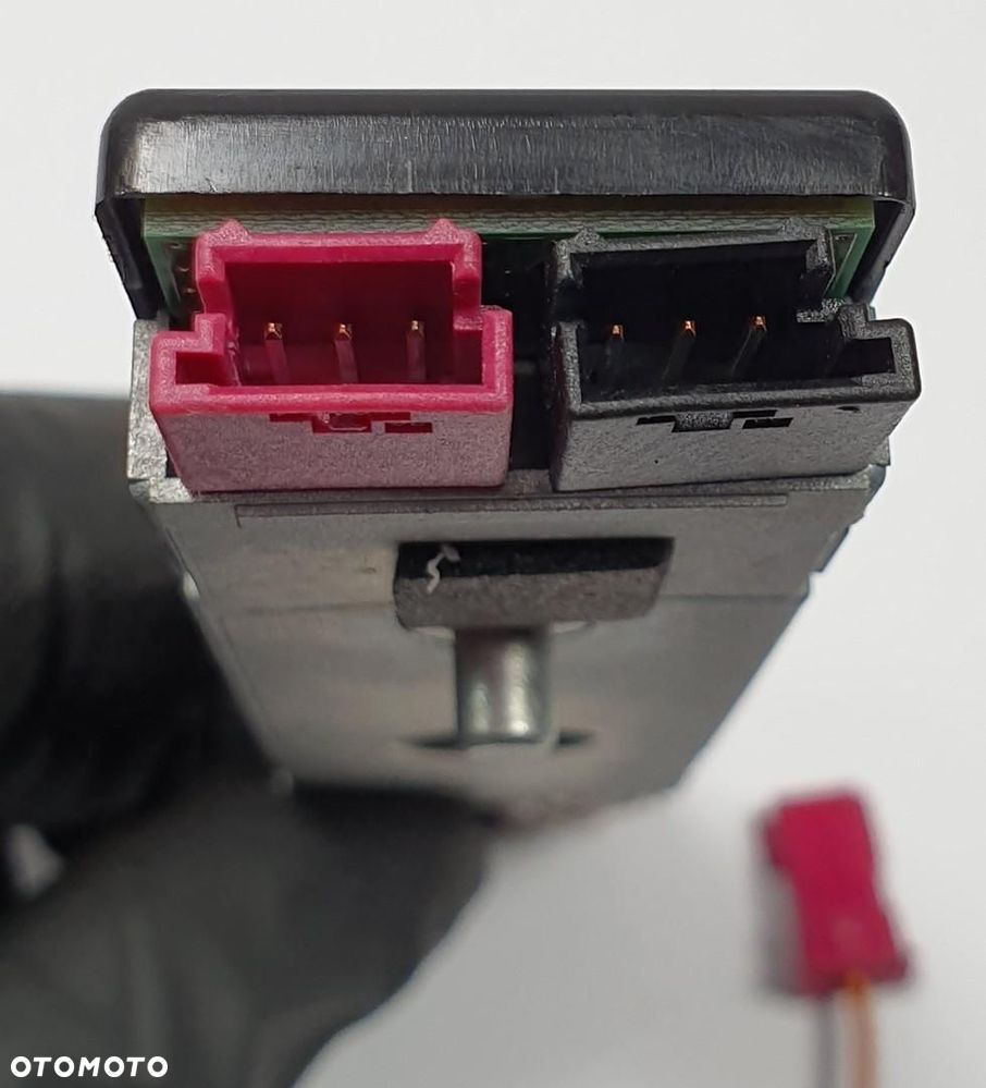 WZMACNIACZ ANTENY MERCEDES W204 A2049056304 - 2