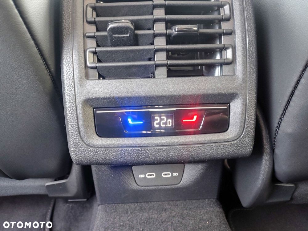 Volkswagen Golf 1.5 eTSI mHEV R-Line Plus DSG - 32