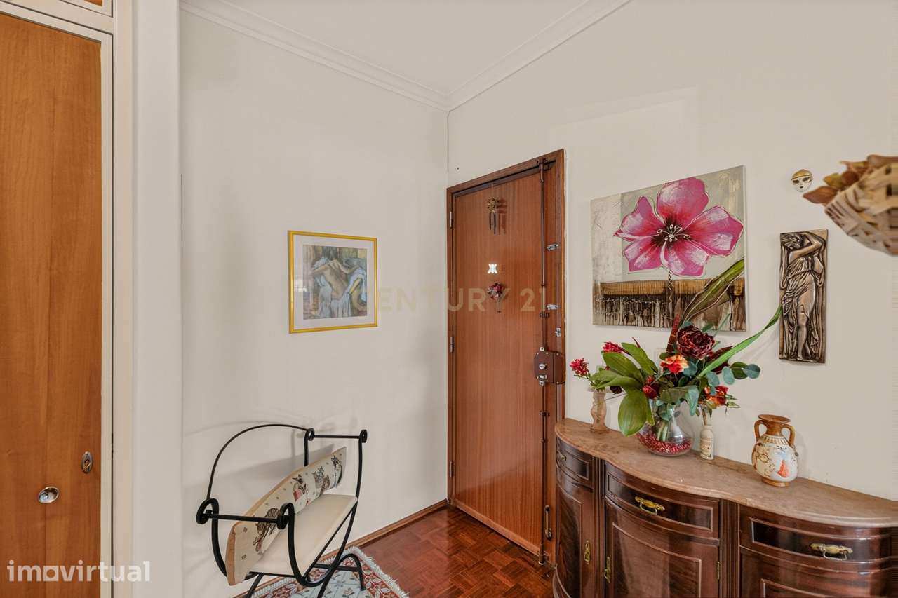 Apartamento T2 com Duas Varandas e Excelente Localização - Grande imagem: 3/38