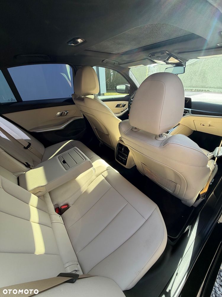 BMW Seria 3 330i - 24