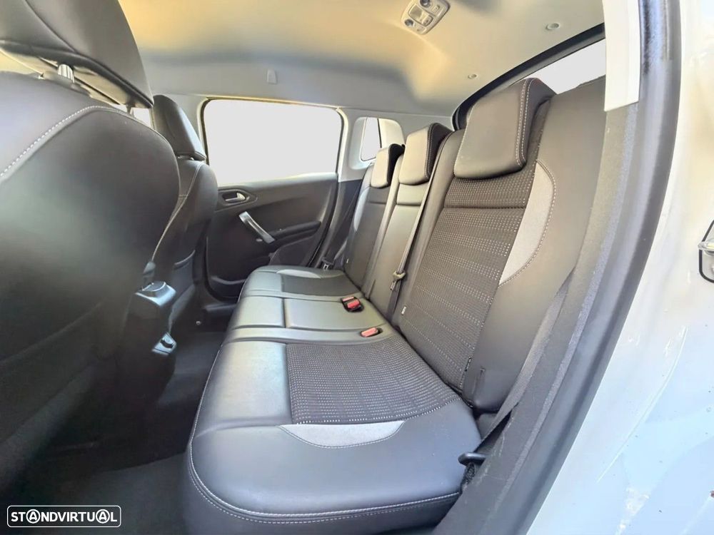 Peugeot 2008 1.2 PureTech Allure - 12