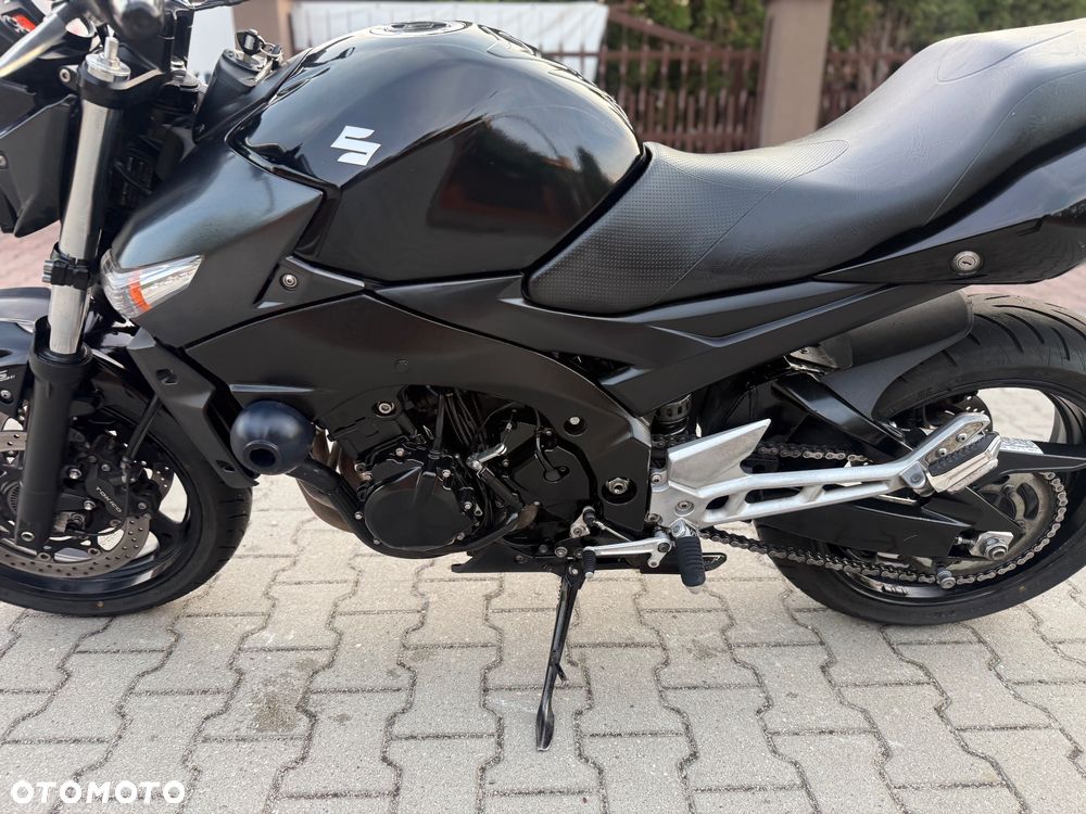 Suzuki GSR - 23