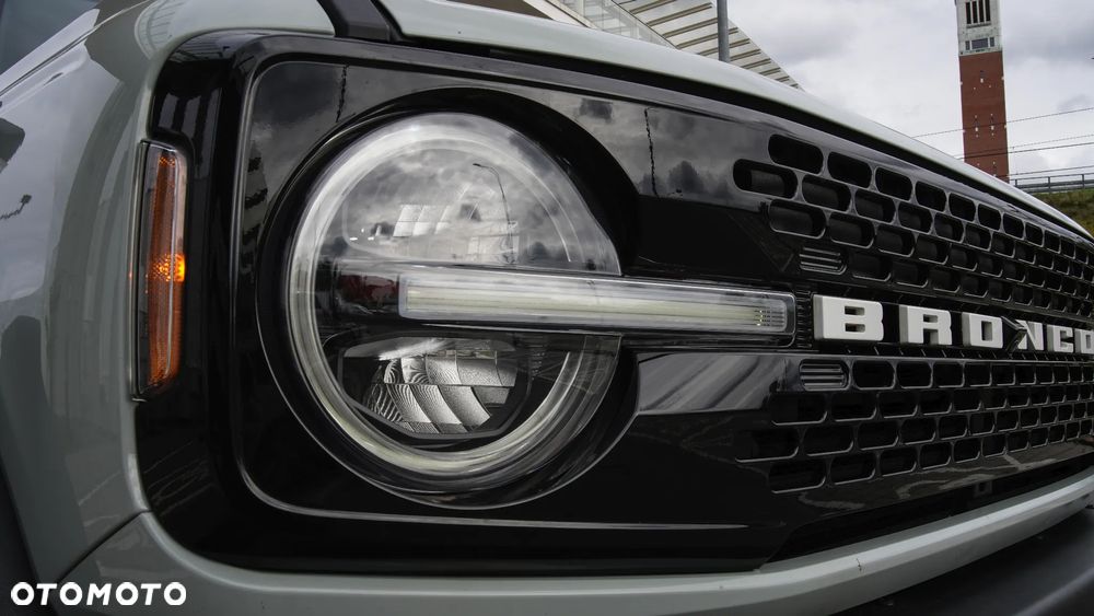 Ford Bronco - 12