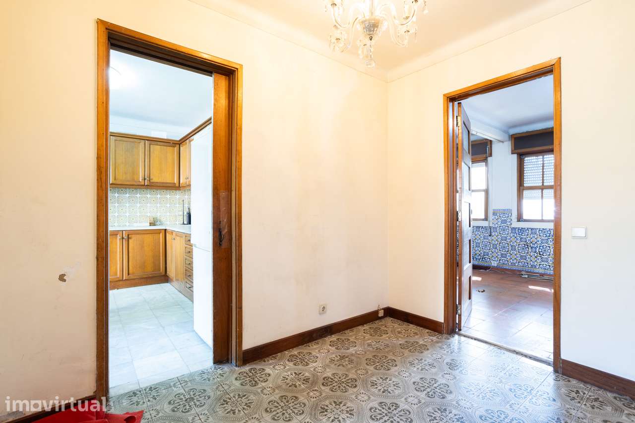 Moradia Geminada com 330 m², 11 Quartos e Grande Potencial de Renovaçã - Grande imagem: 5/38