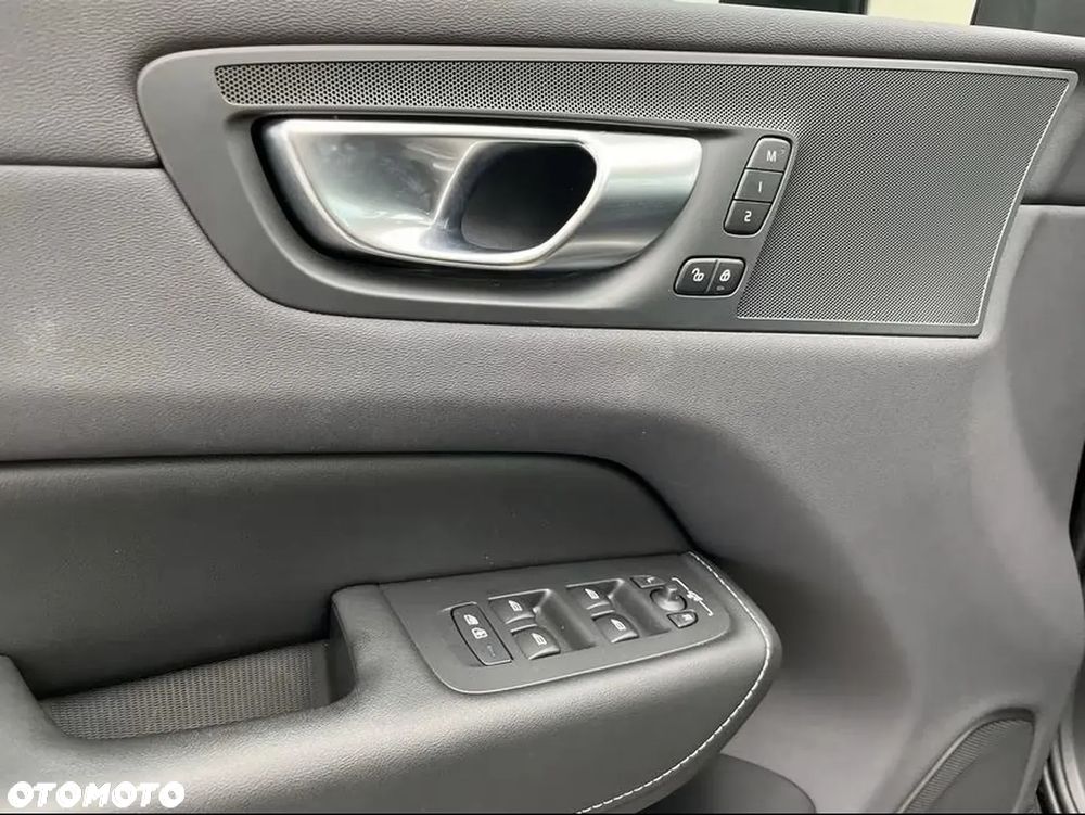 Volvo XC 60 B4 B Plus Dark - 16