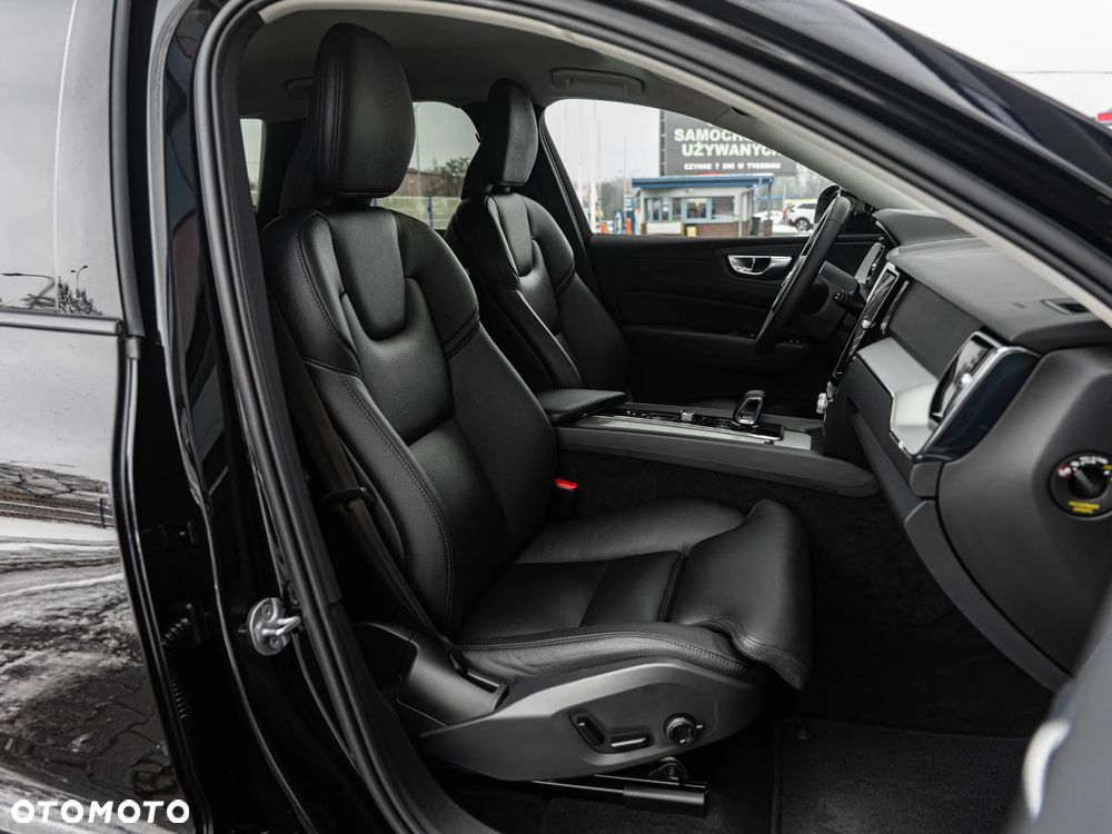 Volvo XC 60 B4 B Plus Dark - 25