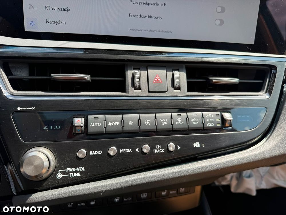 Lexus ES 300h Omotenashi - 23