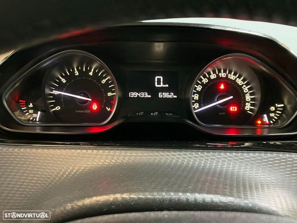 Peugeot 2008 1.2 PureTech Style - 12