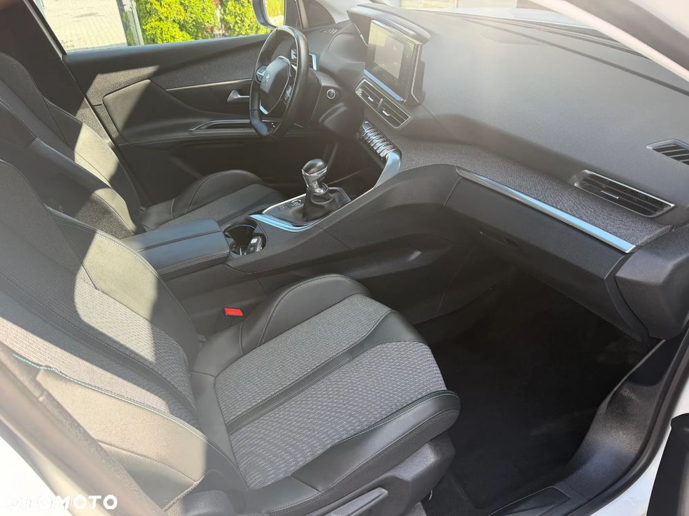 Peugeot 3008 1.2 PureTech GPF Allure S&S - 18