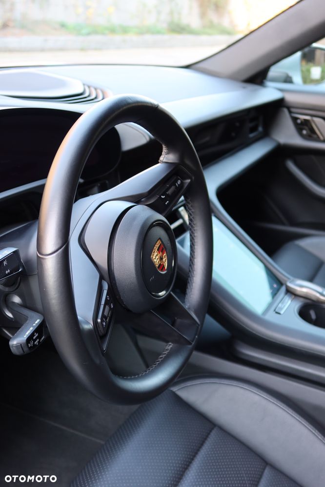Porsche Taycan 4S Cross Turismo - 11