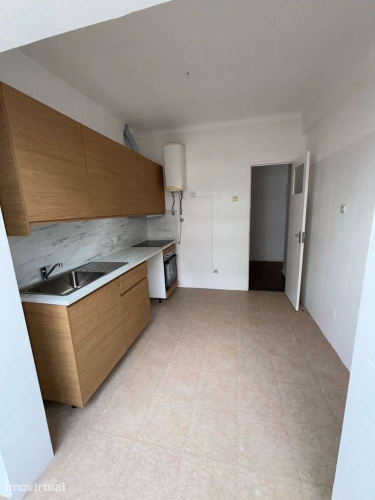 Arrendo T1 renovado em Setubal na Praça de Brasil (junto à estação) - Grande imagem: 4/15