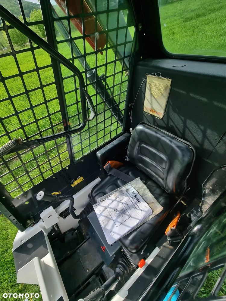 Bobcat S70 Mini-ładowarka 4x4 wózek terenowy. Łyżka! Wyjścia Hydrauliczne pod urządzenia z przodu! 2018 rok prod. 564 MTG. aktualne serwisy DEKRA. Dokumentacja. silnik Kubota 3cyl. Maszyna Jak Nowa z Salonu! Pochodzi z Norweskiego Gospodarstwa! Zero luzów i wycieków. Bardzo mocna i wydajna maszyna o małych gabarytach! Wąska miesci się do najbardziej trudno dostępnych miejsc! Idealna do stajni. OKAZJA TANIO. Szybki i zwinny sprzęt potężna moc - 4