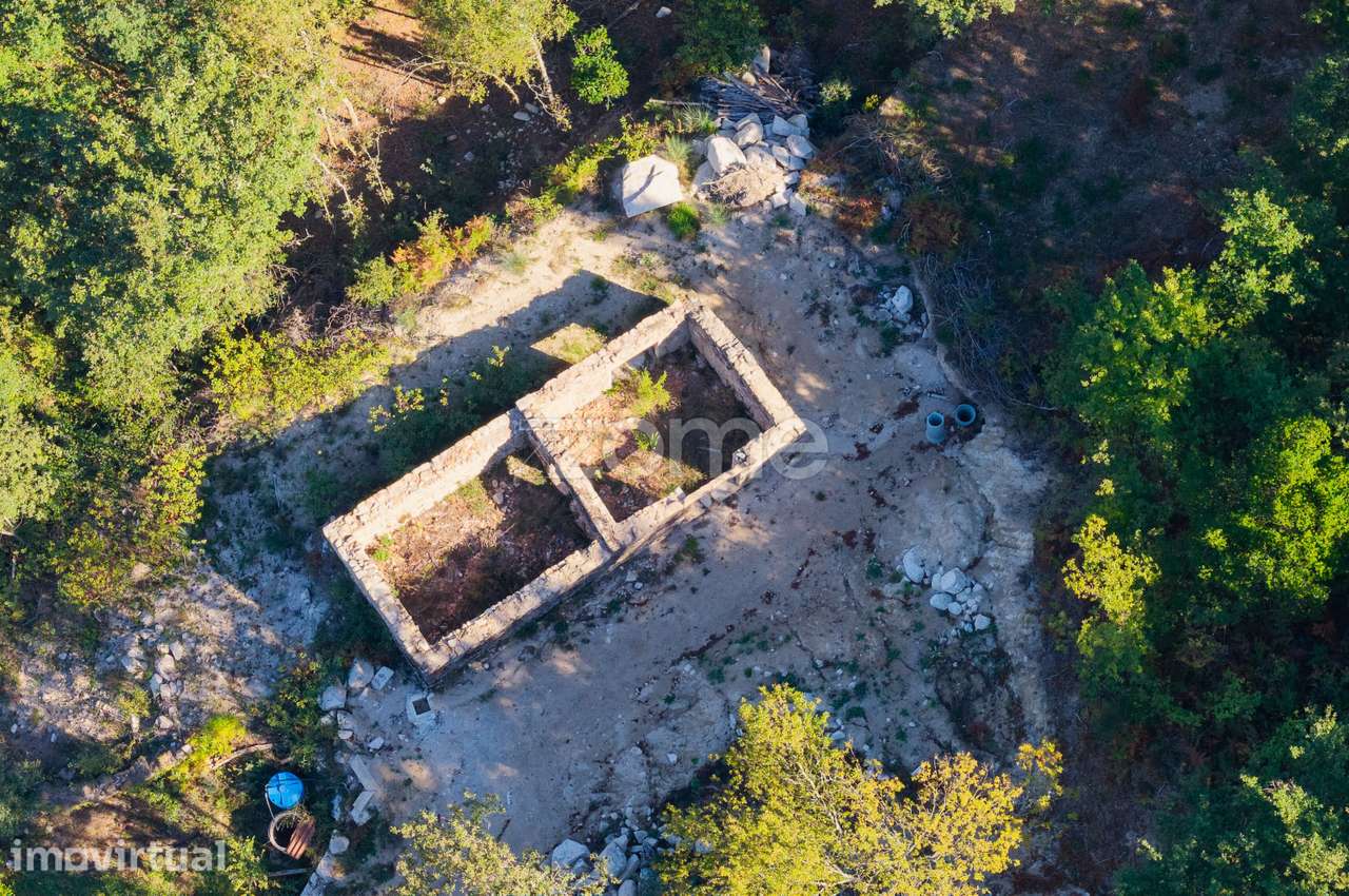 Ruína em Pedra para Recuperar com Terreno em Cabril, Montalegre - Grande imagem: 5/26