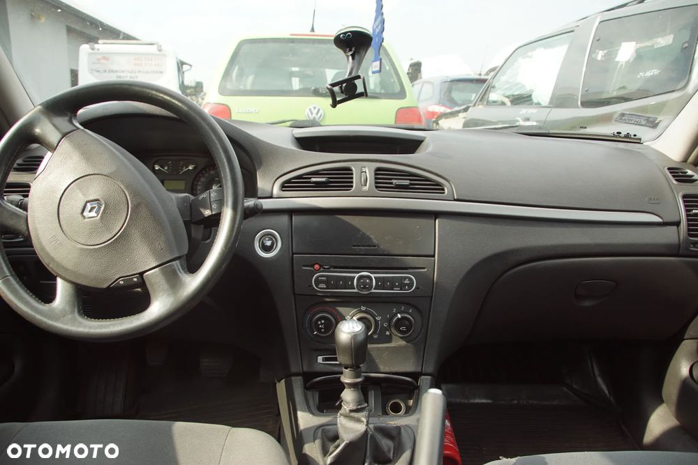 Auto na części - Renault Laguna II Lift 1.9 DCI 110 KM F9Q674 PK6068 TEB66 2005R Silnik Skrzynia Drzwi Maska Błotnik Zderzak Klapa Lampa Lusterko Klamka Szyba Deska Kokpit Sterownik Moduł Czujnik Licznik Wyświetlacz Panel Kierownica - 17