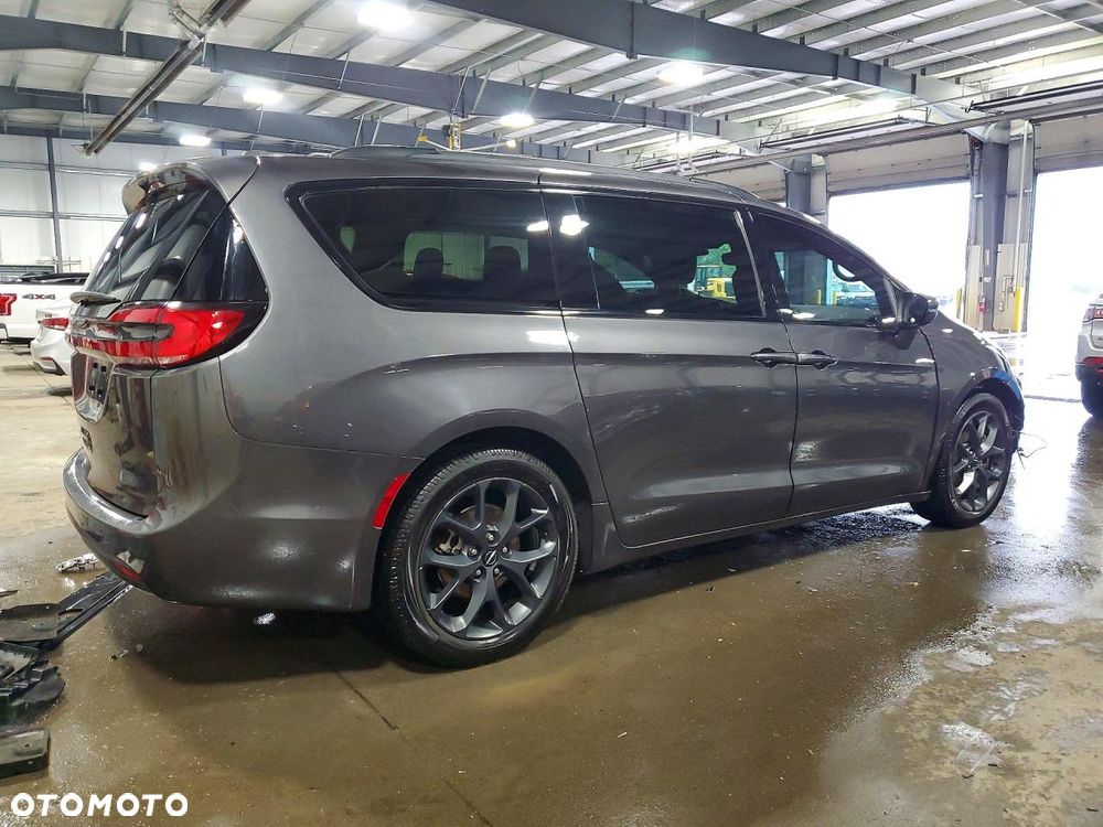 Chrysler Pacifica - 4