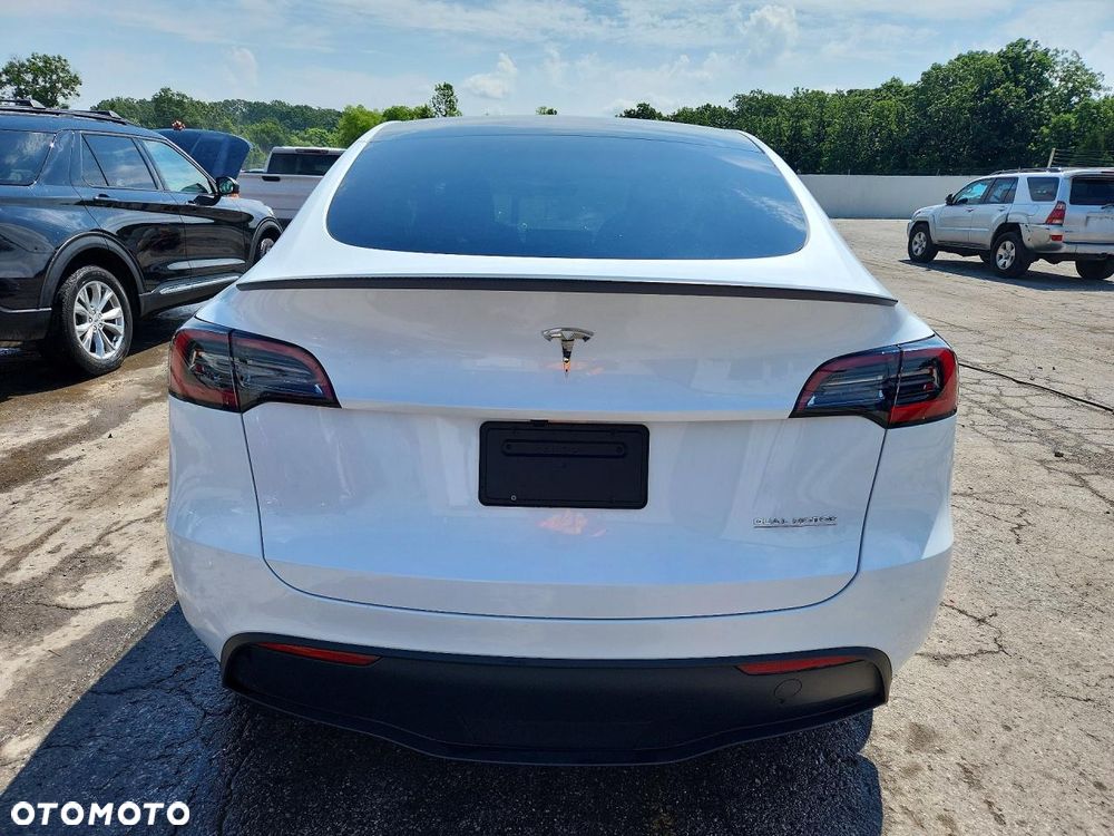 Tesla Model Y - 7