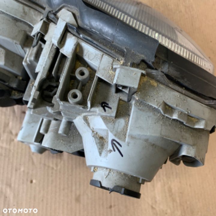 MERCEDES C 203 lampa xenon prawa europa uszkodzona - 6
