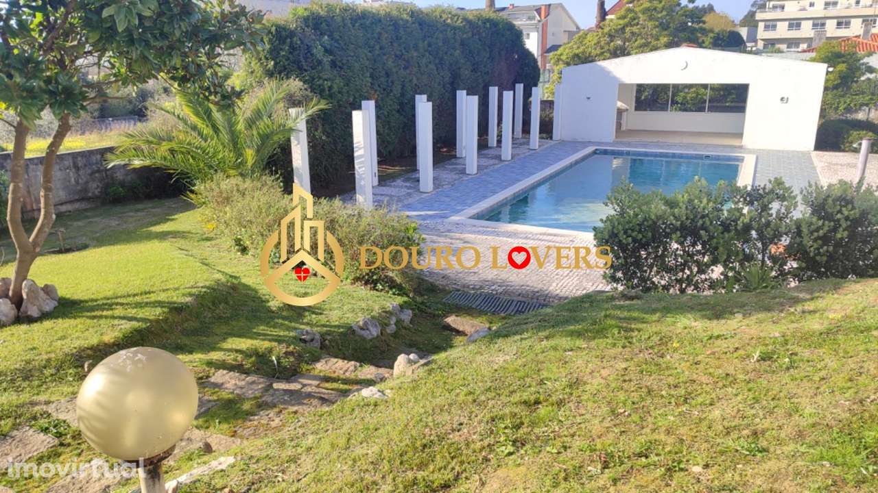 Moradia com 4.900 m² junto à Praia de Miramar com piscina - Grande imagem: 4/42