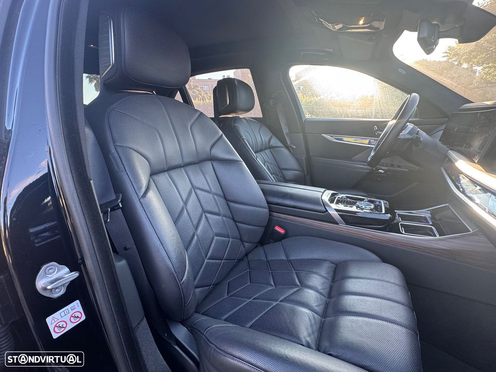 BMW i7 xDrive60 Pack Desportivo M - 7