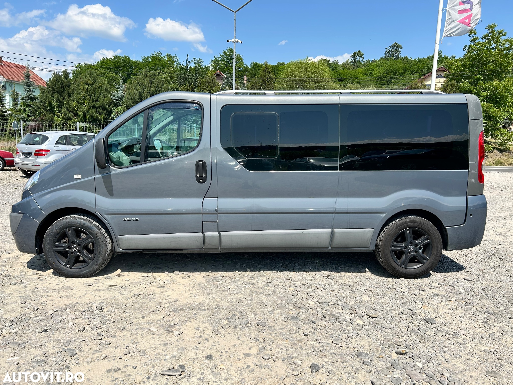 Renault Trafic 2.0 dCi 115 FAP Passenger Black Edition - 3