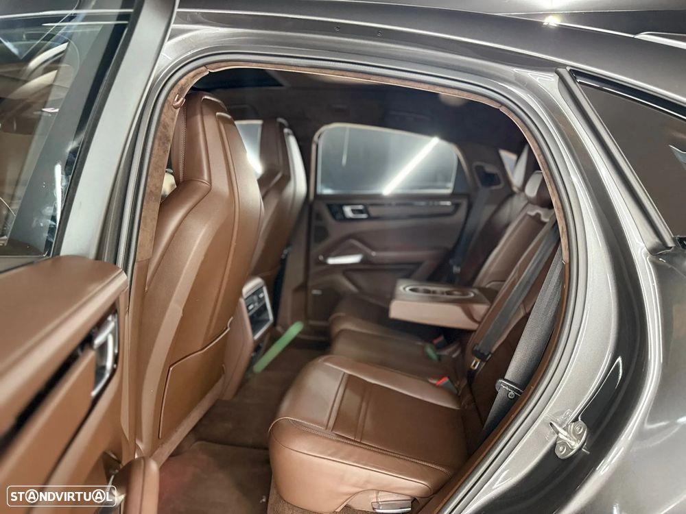 Porsche Cayenne Coupé Turbo S E-Hybrid - 24