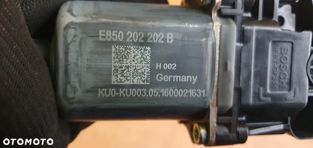Silniczek mechanizm rolety bagażnika Audi A4 B9 Kombi 8W9863560 - 8