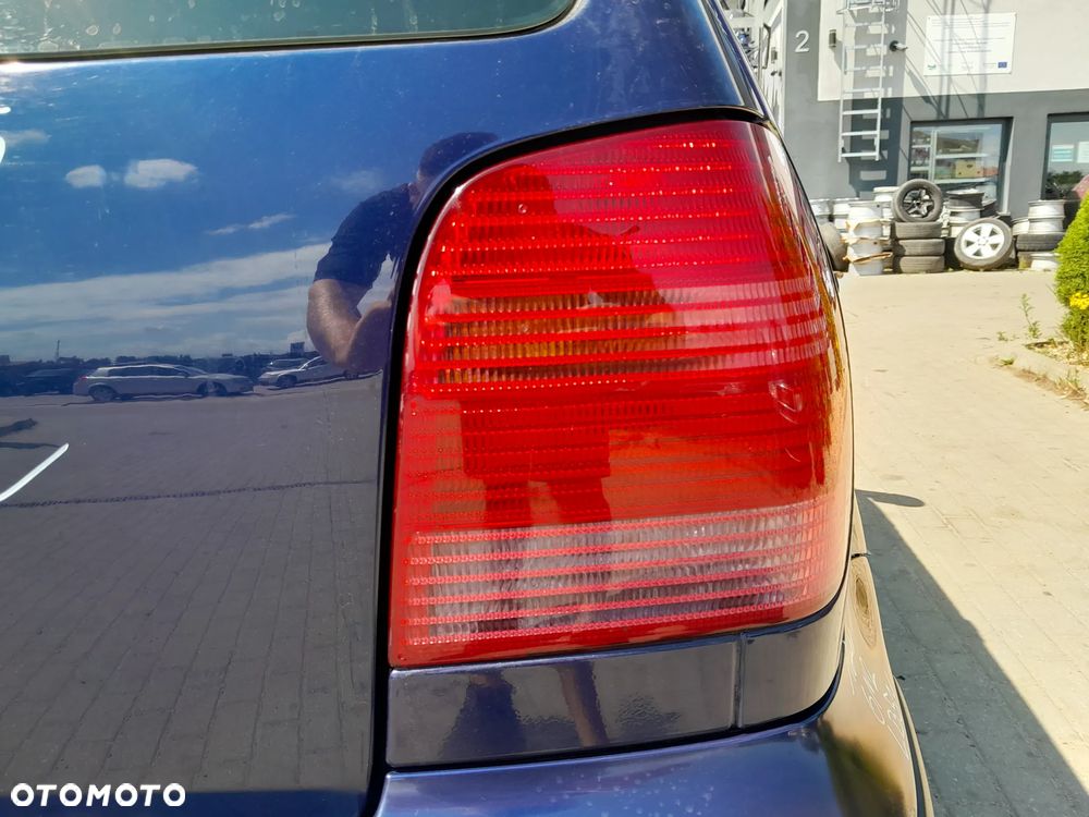 VW POLO 6N2 LAMPA TYLNA PRAWA W BŁOTNIK - 1