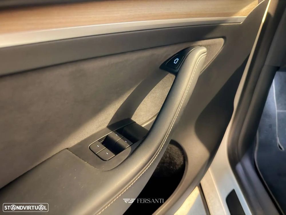 Tesla Model Y Long Range Dual Motor AWD - 8