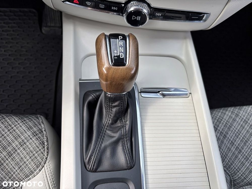 Volvo XC 60 T5 AWD Momentum Pro - 12