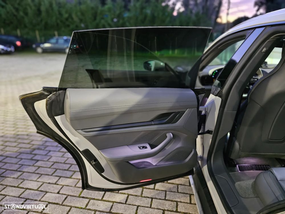 Porsche Taycan Cross Turismo 4 - 16