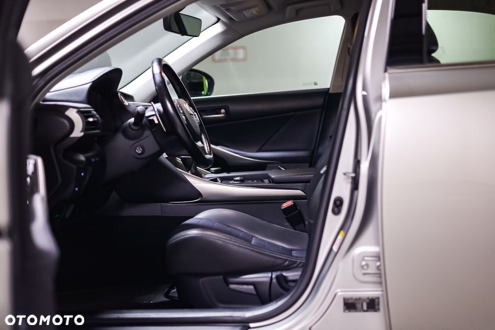Lexus IS 200t / 300 Elegance - 23