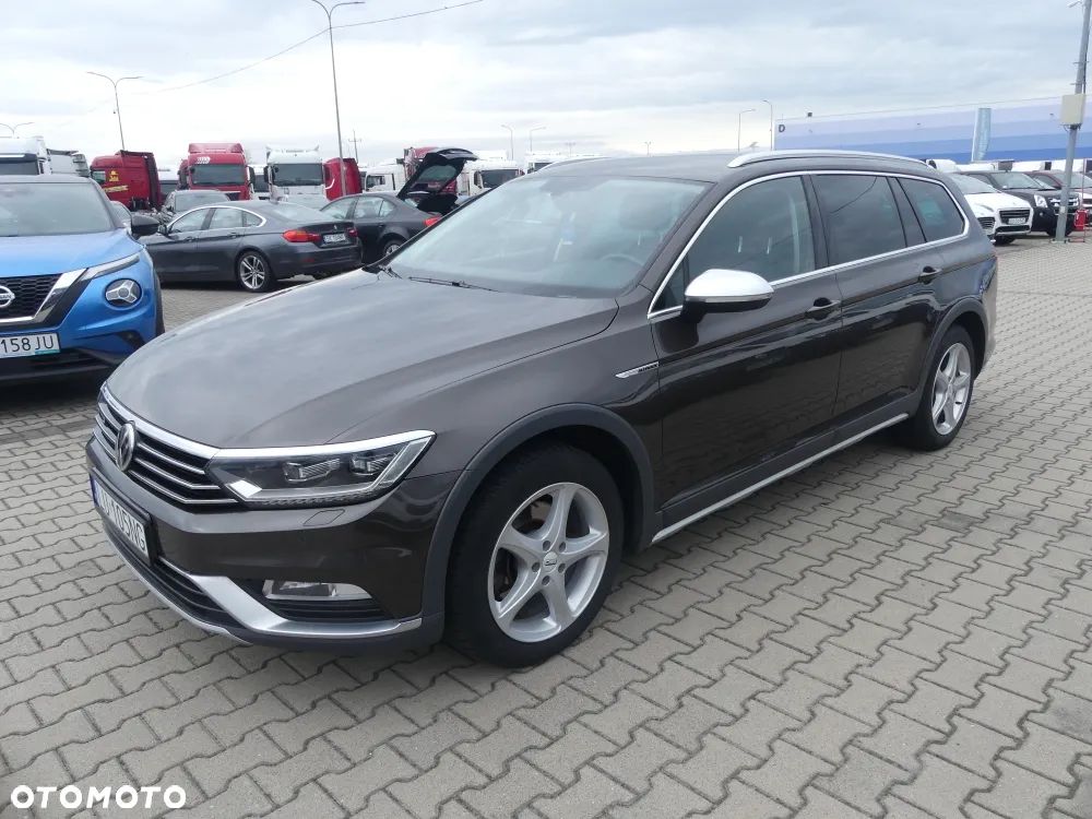 Volkswagen Passat - 1