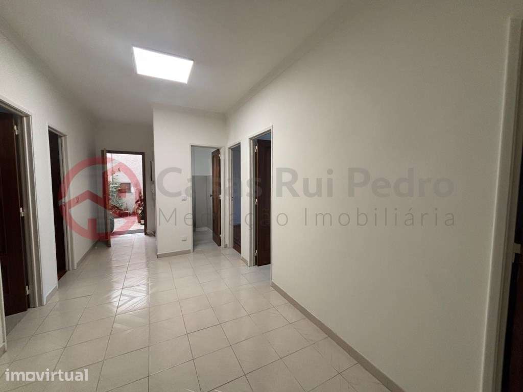 Apartamento T4 transformado em T3 com excelentes áreas no Feijó, Al... - Grande imagem: 5/20