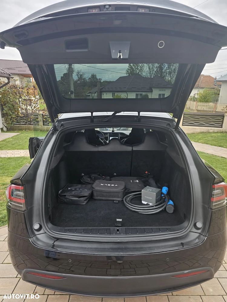 Tesla Model X - 25