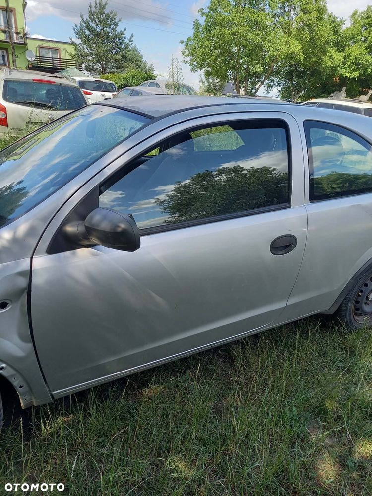 części OPEL CORSA C hatchback 3drzwi 1.0 benzyna 2002r. Srebrny DRZWI PRZÓD prawe lewe - 2