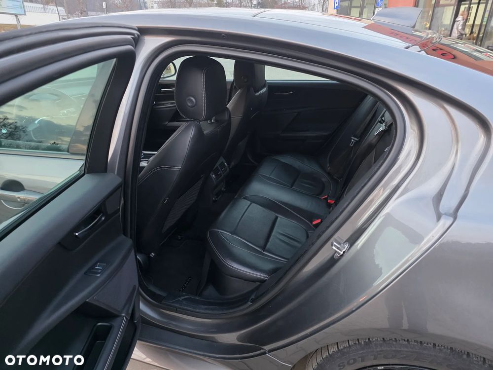 Jaguar XE - 10